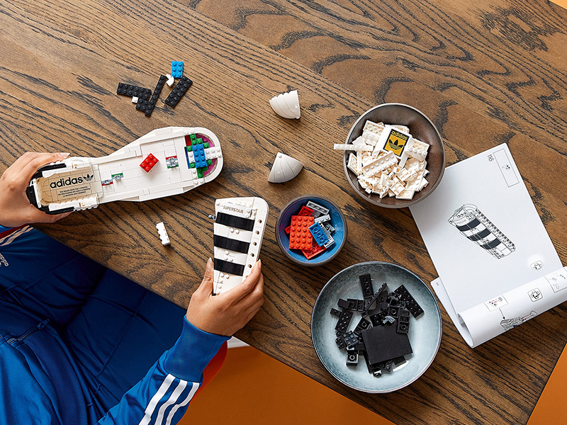 تألق بجرأة مع نسخة LEGO من حذاء Superstar